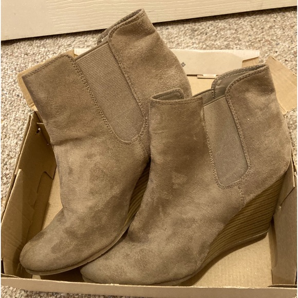 Merona Tan Suede Wedge Booties; Women’s Sz 7.5 ; Like New EUC - Picture 4 of 9